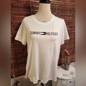 👚5for$15!🕶️ Tommy Hilfiger tee.